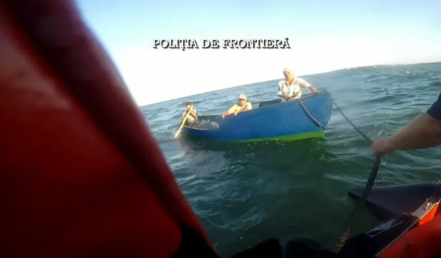 Trei bărbaţi care pluteau în derivă cu o barcă pe Marea Neagră, salvaţi de poliţiştii de frontieră VIDEO