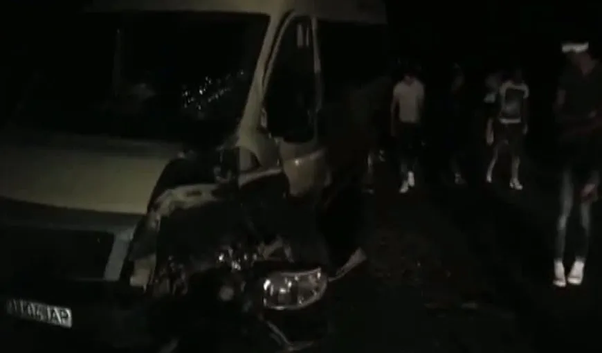 ACCIDENT GRAV în Gorj. Un microbuz cu elevi, lovit de un bolid. Mai mulţi copii au fost răniţi VIDEO