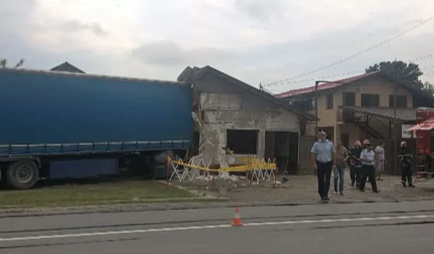 Accident grav în Dâmboviţa. Un TIR a spart o conductă de gaz şi a intrat într-o hală plină cu muncitori