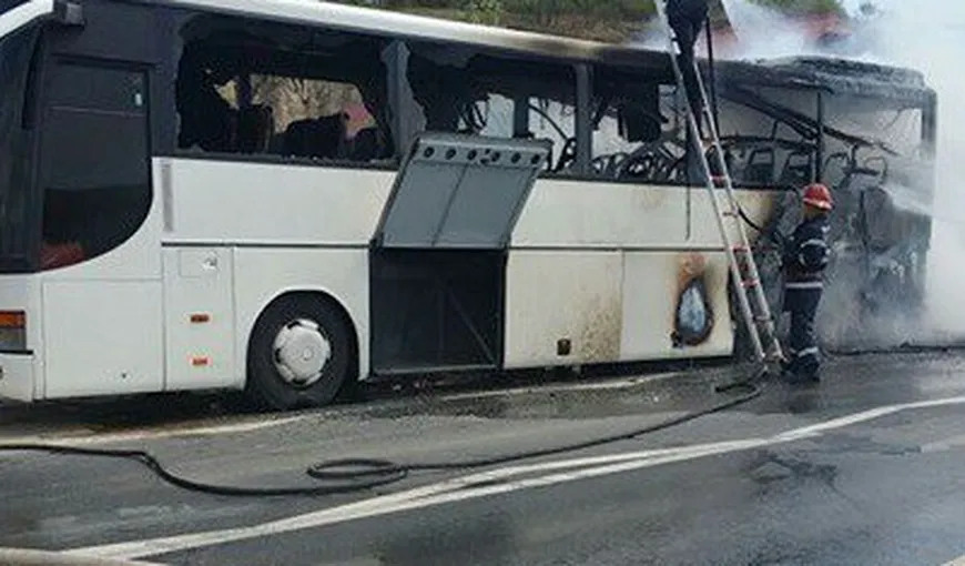 Un autocar cu pasageri a luat foc pe drumul spre mare. Pompierii au intervenit de urgenţă