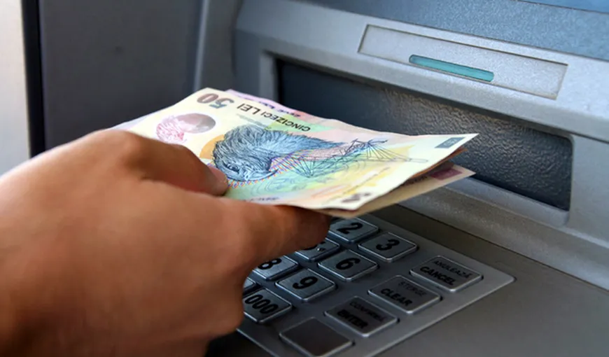 Situaţie inedită în Dâmboviţa. Un bancomat a dat bani dublu faţă de cât cereau oamenii