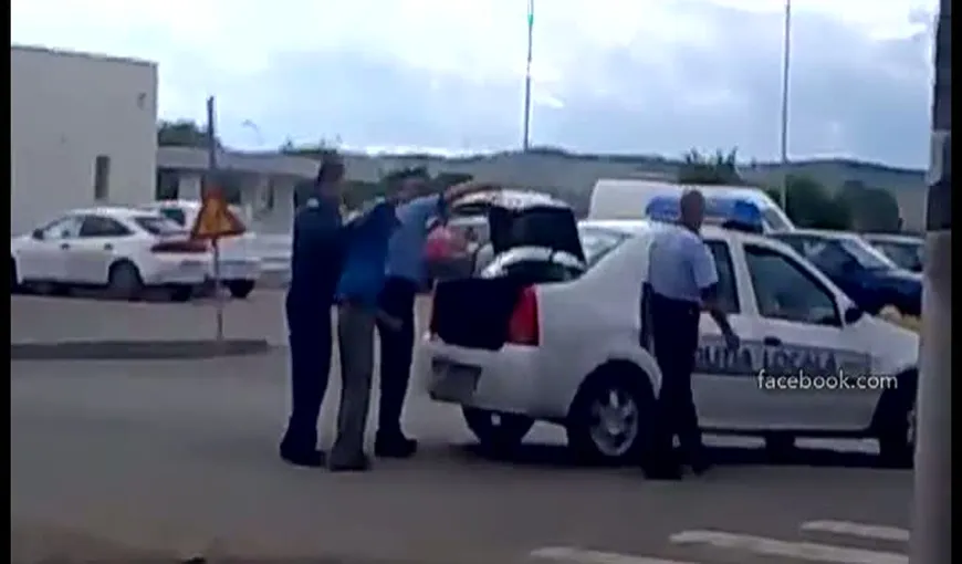 Abuzurile Poliţiei Locale. Un bărbat este băgat în portbagajul maşinii VIDEO