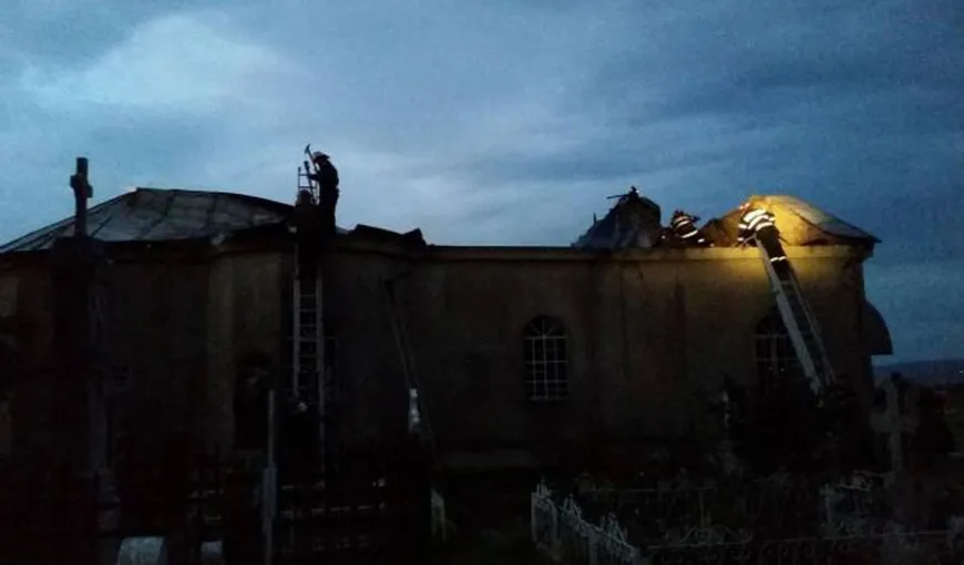 O biserică din Vrancea a ars din temelii din cauza fulgerelor