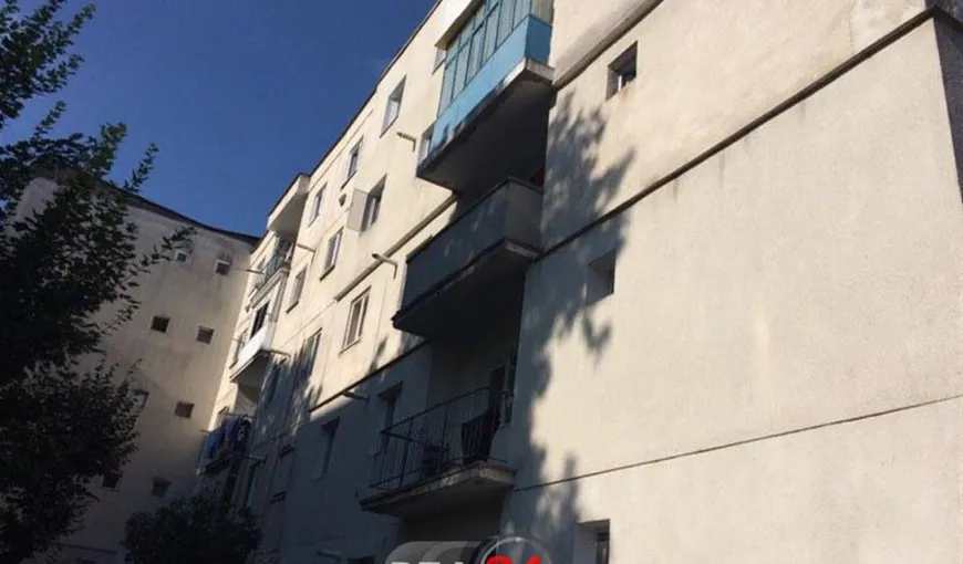 O fetiţă de 3 ani a scăpat ca prin minune după ce a căzut de la etajul trei al unui bloc