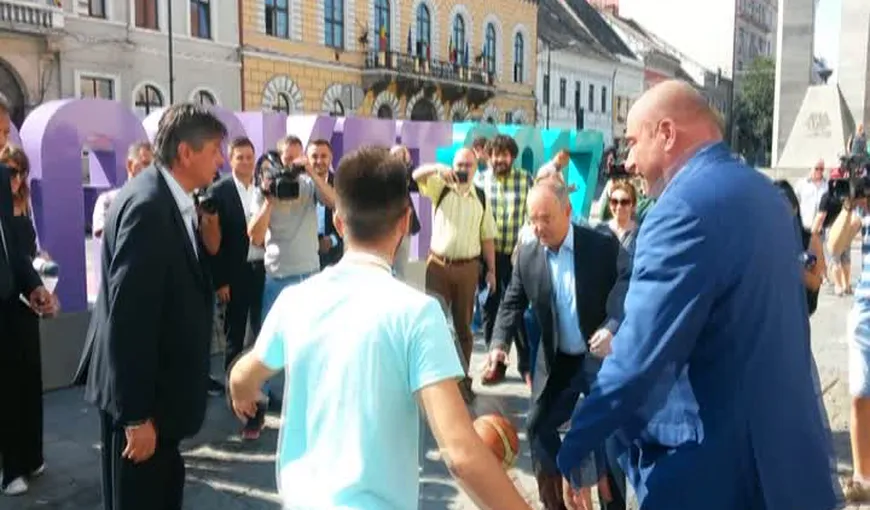 Emil Boc s-a aflat din nou în centrul atenţiei la un eveniment din Cluj. A jucat bascket în costum VIDEO