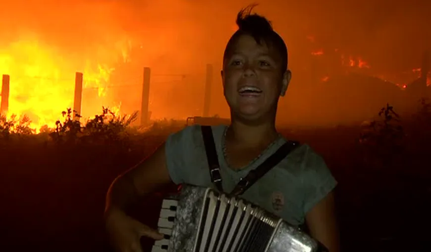 Imagini uluitoare. Un copil a cântat la acordeon în faţa unui incendiu de la rampa de gunoi VIDEO