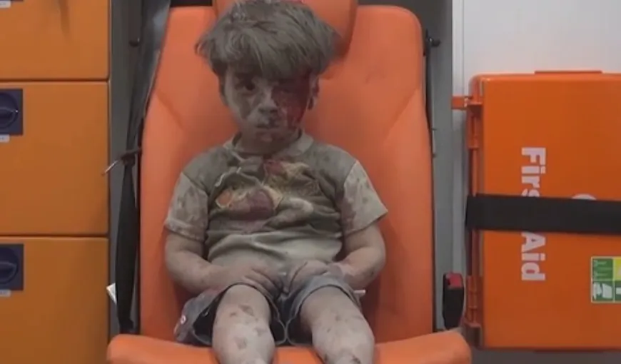Imagini care te lasă fără cuvinte! Tăcut şi în stare de şoc, un copil de 5 ani ilustrează ororile la care sunt supuşi sirienii