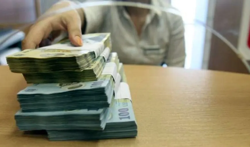 Românii, mai puţini bani în bănci în luna iulie faţă de luna precedentă
