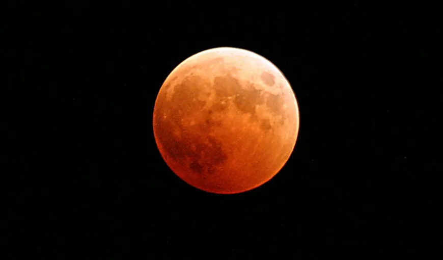 Eclipsă parţială de Lună, vizibilă din România. VIDEO