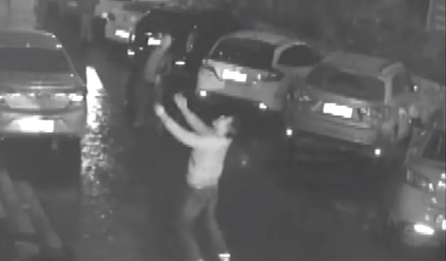 Un tânăr care se plimba liniştit pe stradă a vrut să prindă o femeie care tocmai se arunca în gol de la etajul 11 VIDEO