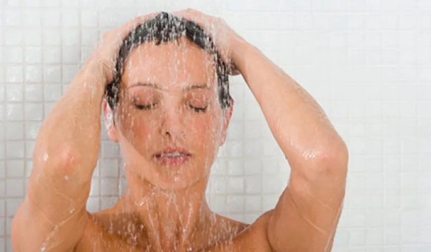 De ce e bine să îţi speli părul cu şampon cu sare. Nu o să-ţi mai lipsească banalul ingredient din baie