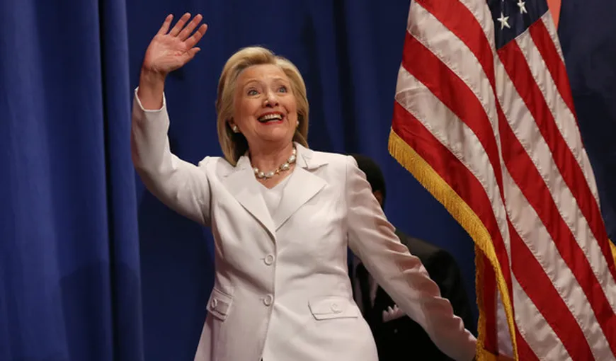 Hilary Clinton conduce detaşat în ultimul sondaj din Statele Unite