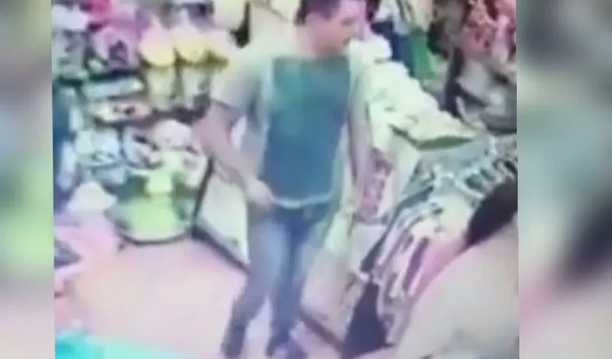 TUPEU fără margini! Un bărbat a furat dintr-un magazin de haine chiar telefonul vânzătoarei VIDEO