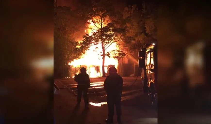 Incendiu violent în Capitală. O casă părăsită a fost cuprinsă de flăcări VIDEO