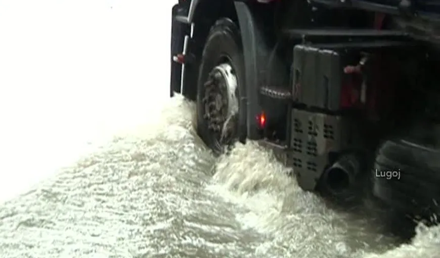 FURTUNĂ PUTERNICĂ în România: Drumuri inundate, acoperişuri smulse, copaci doborâţi VIDEO