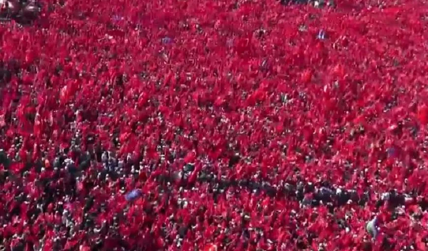 Manifestaţie de amploare în Turcia: Un milion de turci s-au strâns la Istanbul, pentru a denunţa tentativa de lovitură de stat