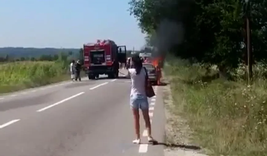 Maşină în flăcări pe o şosea din Gorj. Circulaţia a fost oprită zeci de minute