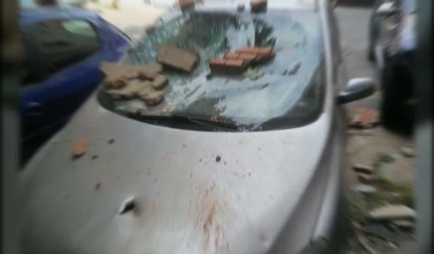 Panică în Târgu-Jiu, unde mai multe maşini au fost DISTRUSE de tencuiala căzută de pe bloc