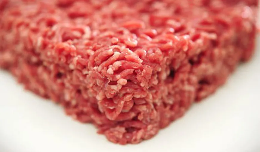 Un lot de carne de mici comercializat într-un supermarket din Reşiţa, depistat cu E.coli
