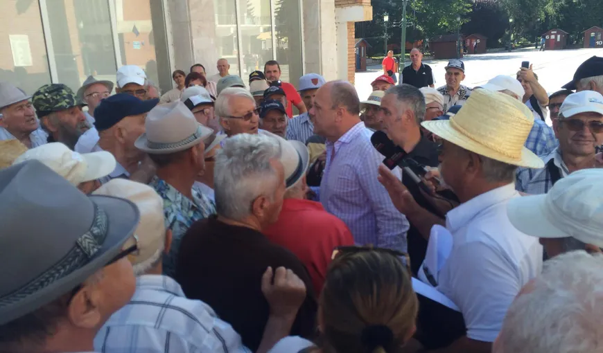 Primarul Reşiţei, la un pas de linşaj de către pensionarii furioşi VIDEO