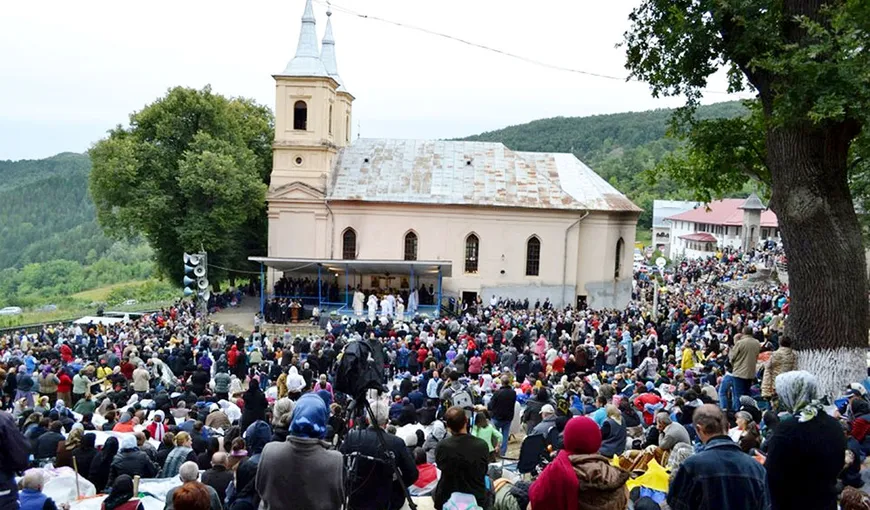 ADORMIREA MAICII DOMNULUI. Mii de credincioşi ortodocşi şi greco-catolici participă la pelerinajul de la Nicula