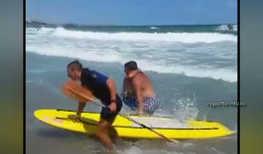 MOMENTE EMOŢIONANTE pe litoral. Un salvamar, aplaudat după ce a salvat un tânăr de la înec VIDEO