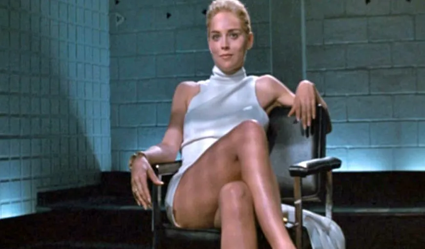 Sharon Stone arată nemaipomenit în costum de baie