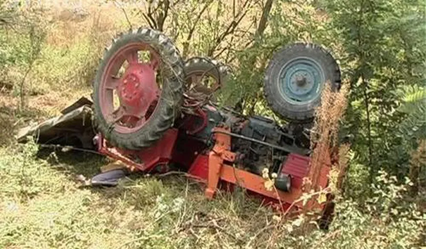 Tragedie în Hunedoara. Un tânăr de 20 de ani a murit după ce tractorul s-a răsturnat peste el