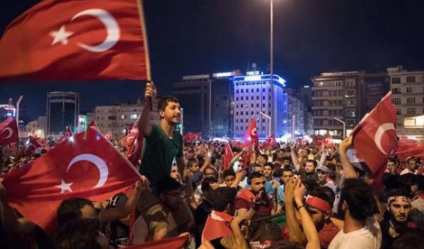 Autorităţile turce au reţinut peste 35.000 de persoane, dintre care peste jumătate arestate în mod oficial, după tentativa de puci