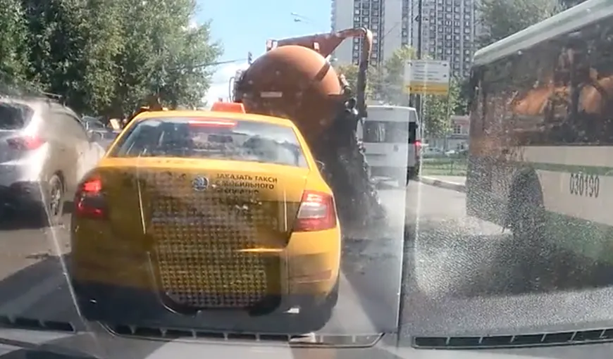Trafic de rahat. O vidanjă şi-a descărcat încărcătura pe străzile Moscovei VIDEO