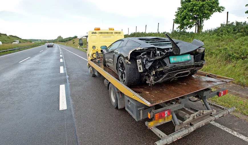 Soţia unui POLITICIAN a distrus un Lamborghini la două minute după ce a primit maşina VIDEO