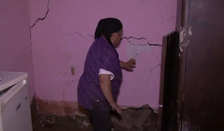 Lacrimi de disperare. Mai mulţi oameni din Vrancea, la un pas să rămână fără case din cauza viiturilor VIDEO