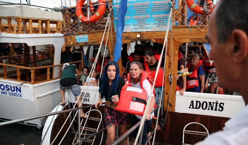 Un vapor cu turişti a naufragiat în Antalya. Două persoane au murit