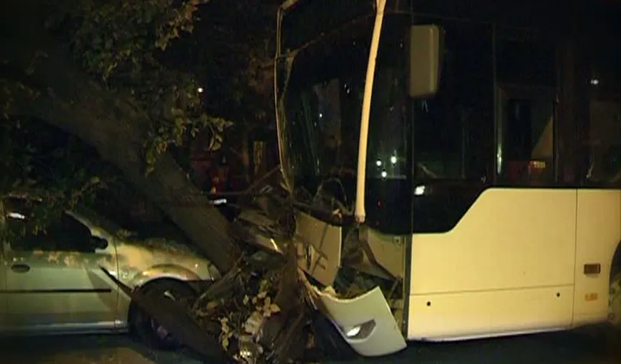 Accident cu un autobuz RATB, şapte oameni au fost răniţi. Şoferul a adormit la volan VIDEO