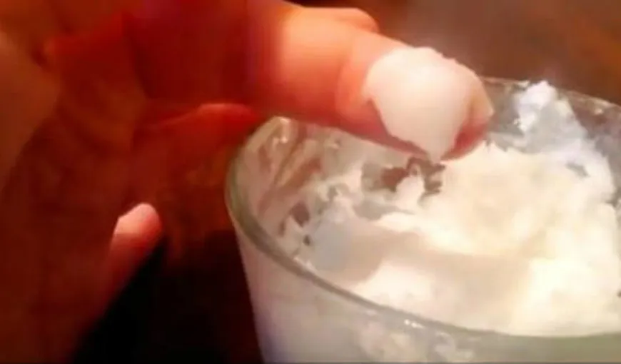 VIDEO! Spală-ţi tenul cu ulei de cocos şi bicarbonat de sodiu de trei ori pe săptămână! Uite ce ţi se întâmplă după o lună!