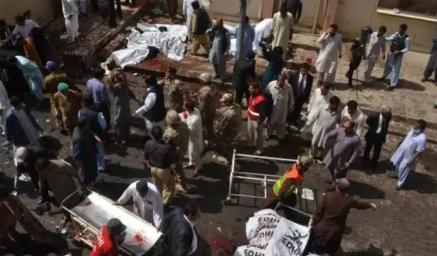 Atentat SINUCIGAŞ în faţa unei moschei din Pakistan. Cel puţin 16 morţi