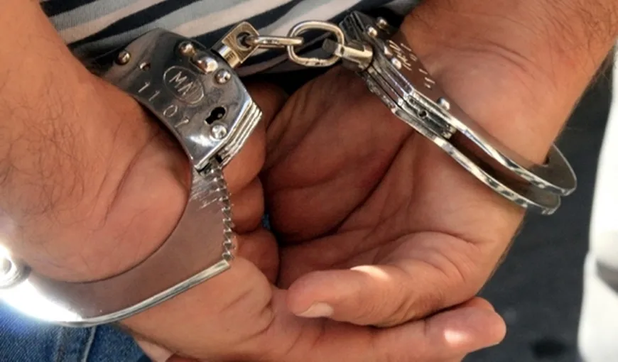 Un bărbat dat în urmărire internaţională după ce a blocat o maşină a Poştei şi a furat doi saci cu bani, a fost prins în Iaşi