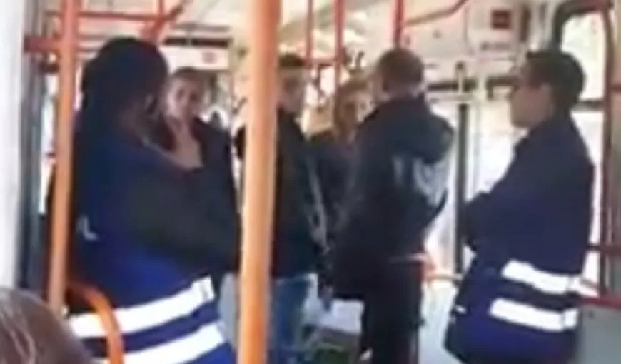 RATB: Controloarea care a luat la şuturi călătorii riscă să rămână fără serviciu, după ce a fost şi ea scuipată în tramvai