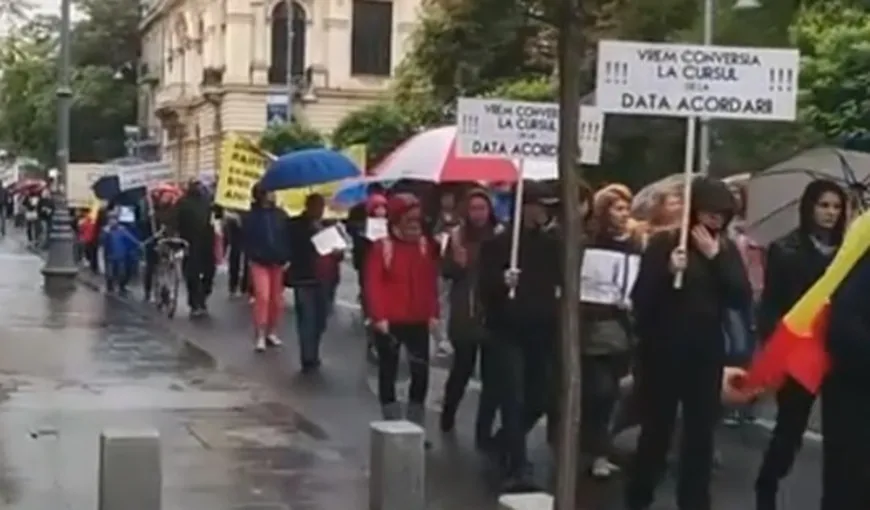 Marşul clienţilor cu credite în franci elveţieni. 200 de oameni au protestat în Bucureşti faţă de tergiversarea Legii Conversiei