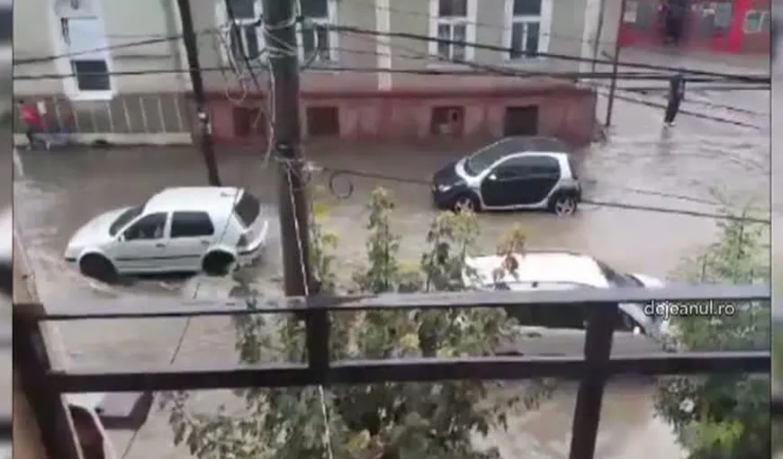 Furtuna a făcut ravagii în Dej. Mai multe străzi au fost inundate, iar copacii au fost puşi la pământ VIDEO