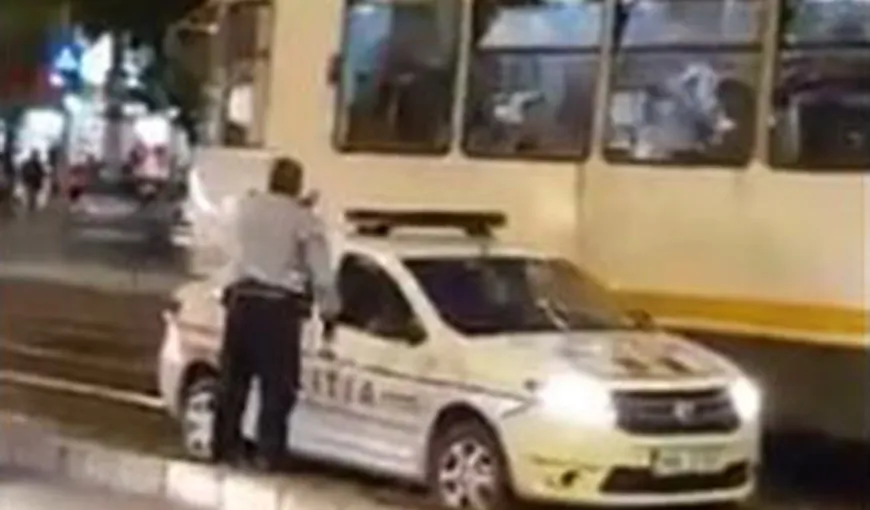 O maşină a Poliţiei Rutiere a blocat linia tramvaiului 32 VIDEO