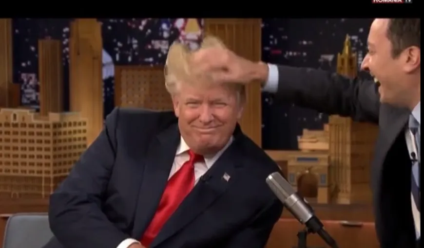 Donald Trump, CIUFULIT în direct. Prezentatorul a vrut să verifice dacă republicanul poartă perucă VIDEO
