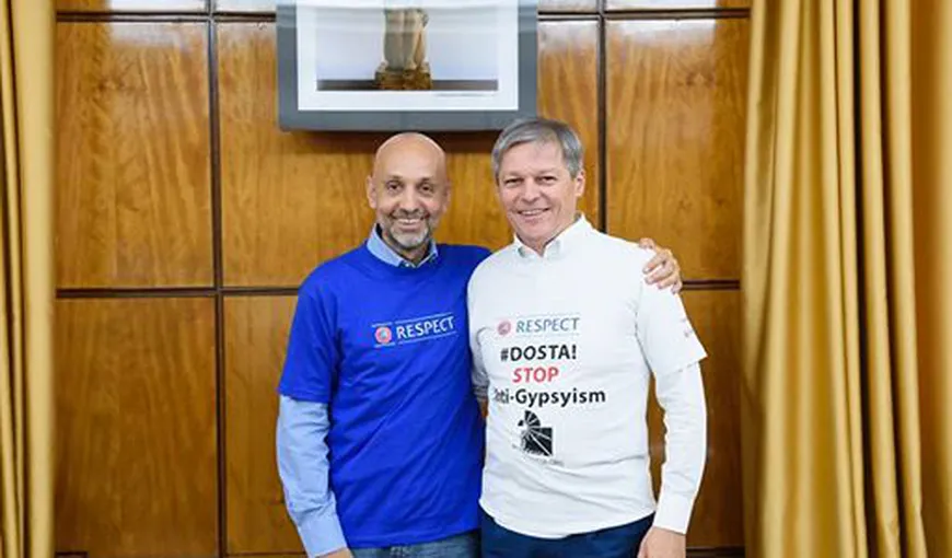 Dacian Cioloş a îmbrăcat un tricou al campaniei „Dosta!”, a Consiliului Europei, împotriva stigmatizării romilor
