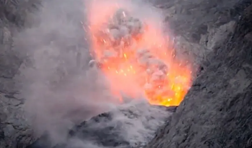 Sute de turişti au fost evacuaţi în urma erupţiei unui vulcan, în Indonezia