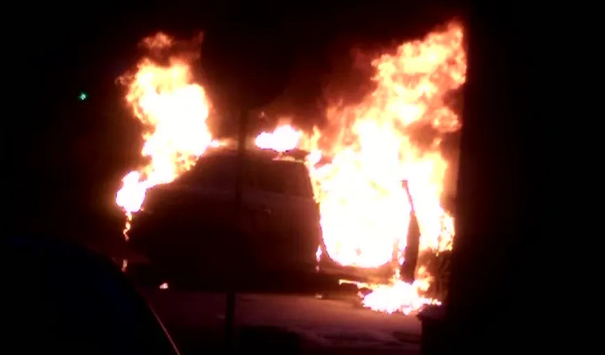 PANICĂ în Constanţa. O maşină a fost cuprinsă de flăcări în trafic VIDEO