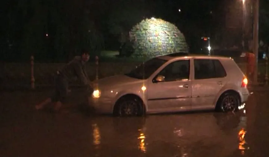 Ploile au paralizat întreaga ţară. În Tulcea, străzile au fost inundate, iar canalizările nu au mai putut face faţă VIDEO