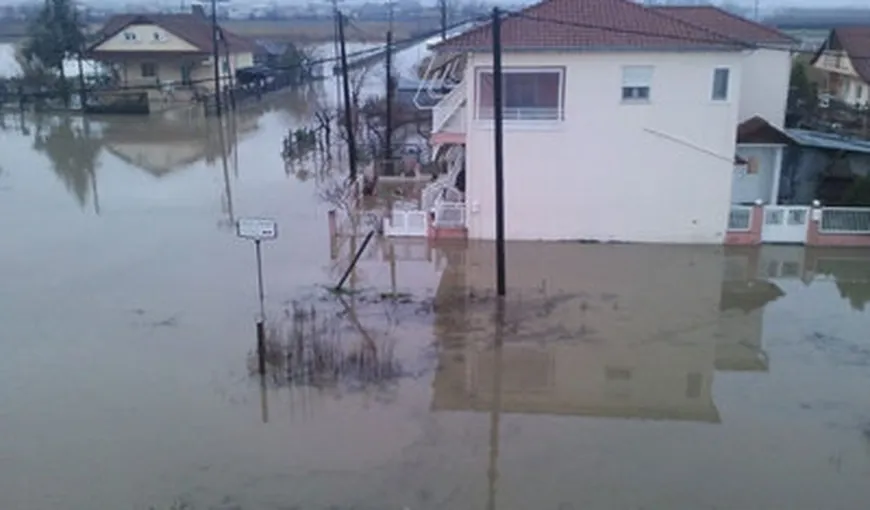 O româncă şi cei doi copii ai săi, surprinşi de inundaţiile din Grecia, au fost salvaţi de echipele de urgenţă
