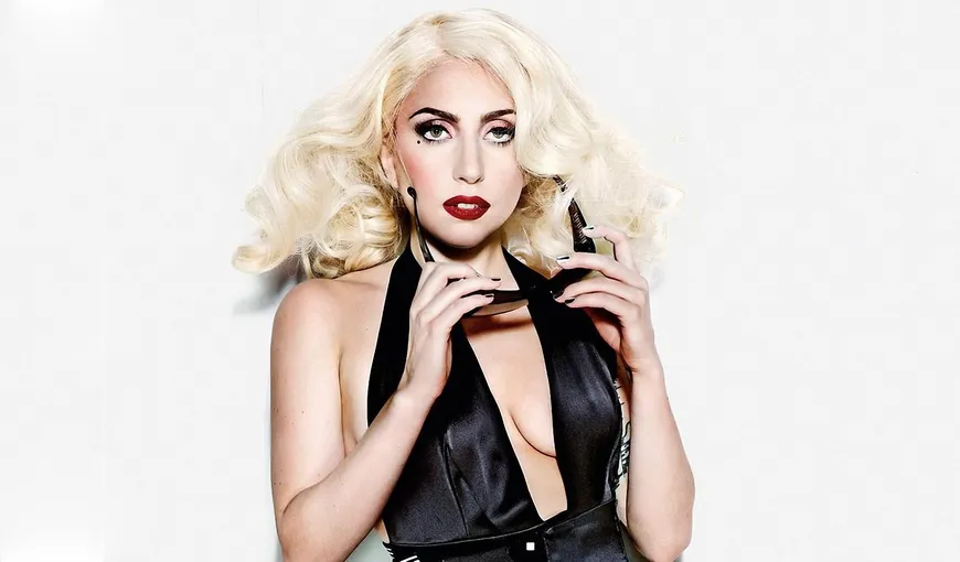 Lady Gaga, aproape dezbrăcată pe stradă