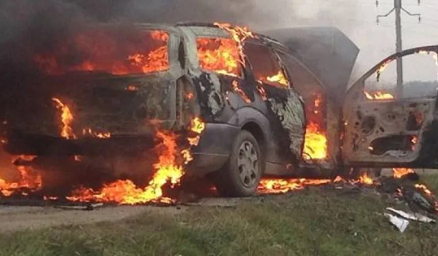 Maşină în flăcări, pe drumul european E85. Circulaţia a fost întreruptă