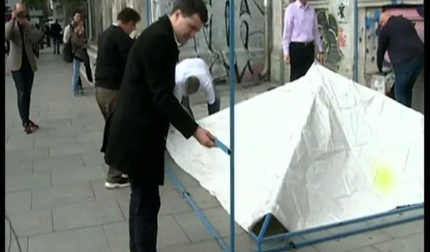 Nicuşor Dan a instalat corturile de campanie, fără autorizaţia Primăriei Capitalei VIDEO